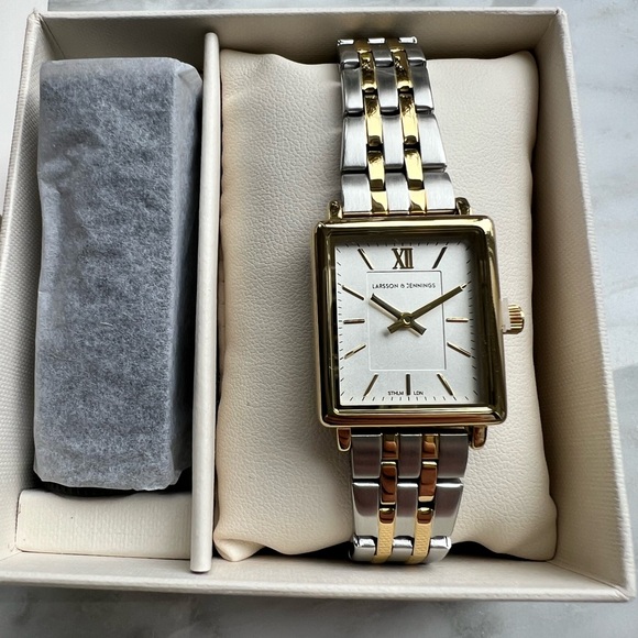 Boyfriend Mixed Metal Watch from the Fall 2024 Jilly Box! - Picture 2 of 5